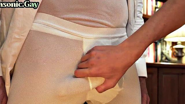 накачанный каменщик в костюме трахает парня в офисе после минета