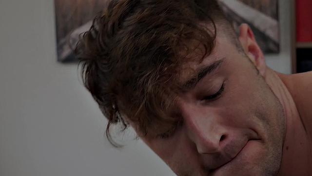 накачанный парень сосёт и получает римминг в офисе