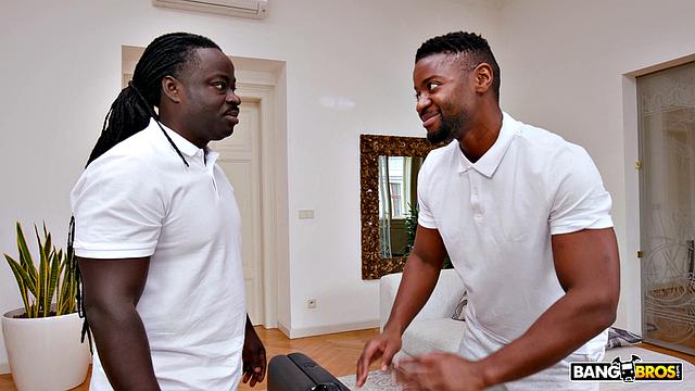 Лиа Лин смазывает массаж маслом, а парней - натянутыми джинсами