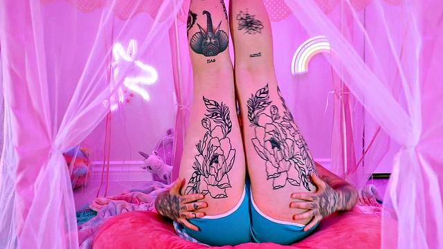 Demi's Face Gets Plastered