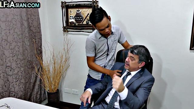 Amateur business DILF fucks skinny twink in office