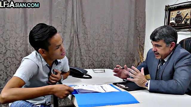 Amateur business DILF fucks skinny twink in office