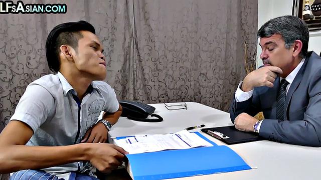 Amateur business DILF fucks skinny twink in office