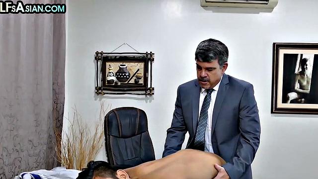 Amateur business DILF fucks skinny twink in office