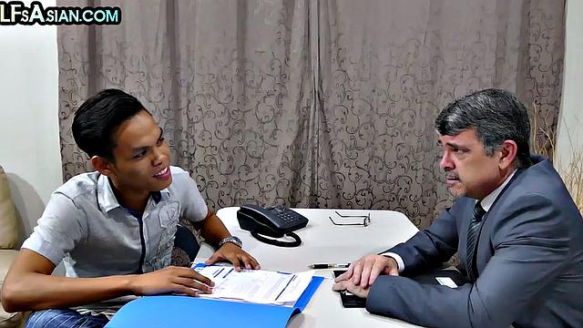 Amateur business DILF fucks skinny twink in office