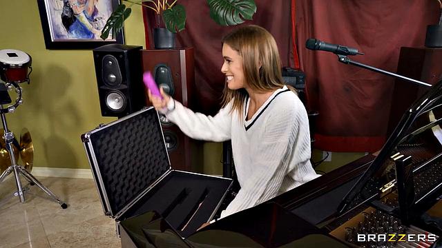 Дирижерша Brittany Andrews застала Jesse Pony и Juan Loco за страстным сексом на репетиции оркестра!