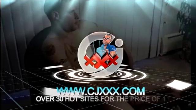 Взрослый парень с короткой стрижкой сосёт и дрочит член любовнику до горячей спермы