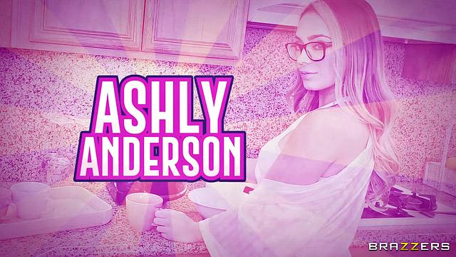 Ashly Андерсон соблазняет Van Wylde в пижаме и очках, трахает его на кровати, не снимая топа.