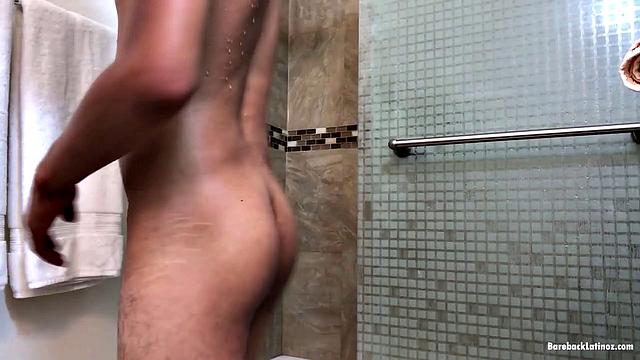 Роман Блэйк дрочит в душе и щедро кончает на камеру