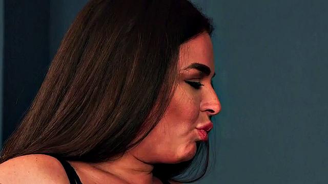 британская milf в туфлях дразнит мужика во время дрочки