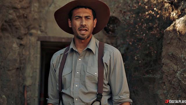 татуированная брюнетка с упругой жопой скачет на члене на природе