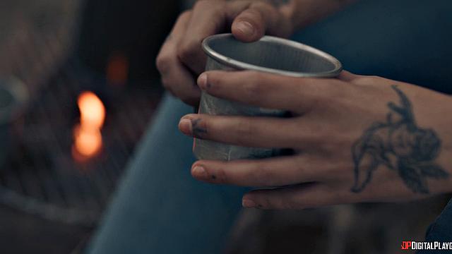 татуированная брюнетка с упругой жопой скачет на члене на природе