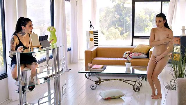 Dyke nympho beauties enjoy scissoring pussies