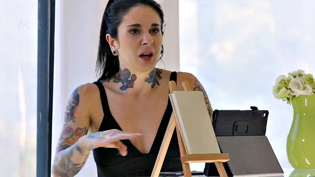 Dyke nympho beauties enjoy scissoring pussies