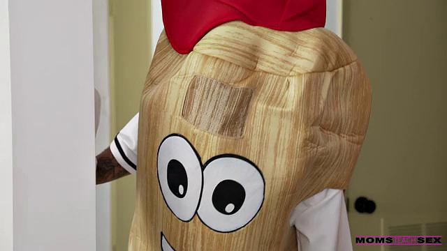 Stepmom Gets A Slam - S18:E5