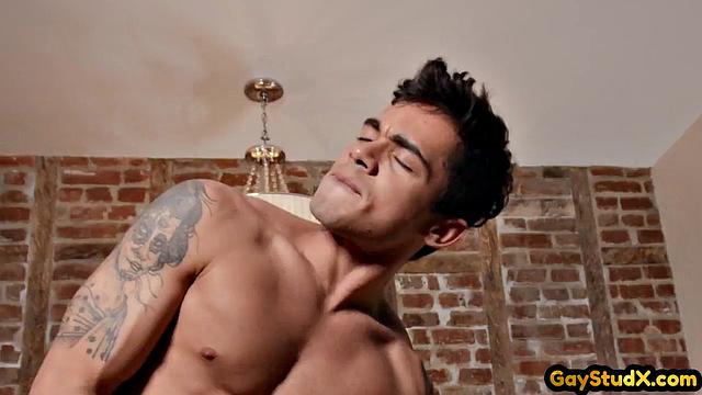 Волосатый спортсмен с жаждой члена получает мощный анальный трах от зрелого мужика.