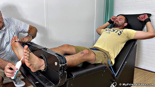 Том щекочут и поклоняются его ногам - Thom