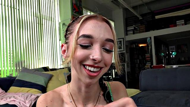 татуированная крошка смазывает член парня и садится на него по-жёсткому