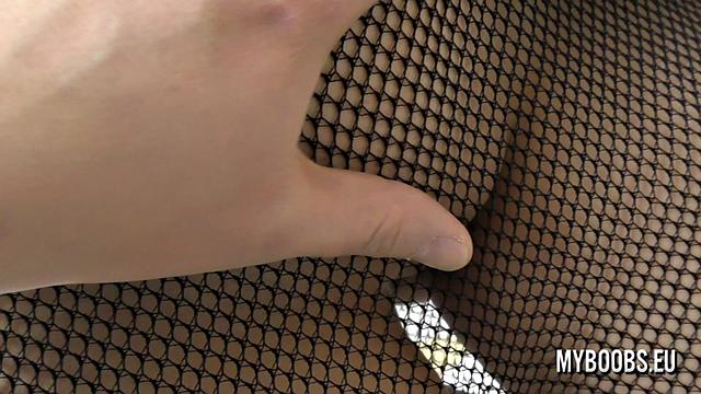 Связанная красотка страстно сосёт и получает горячую порку