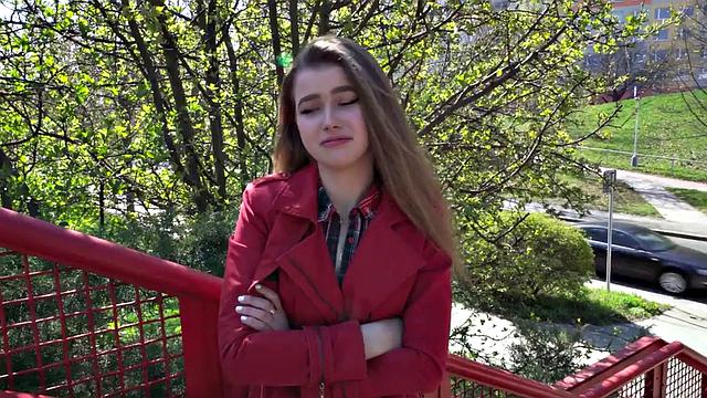 сочная брюнетка трахается на улице, мокрая киска и грязный член