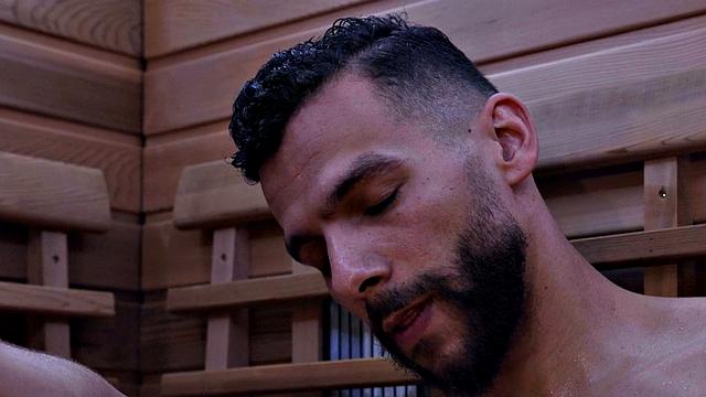 татуированная малышка с упругой грудью получает член вместо массажа