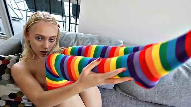 Брейлин Бэйли балуется игрушкой: блондинка в носках и с пирсингом веселится