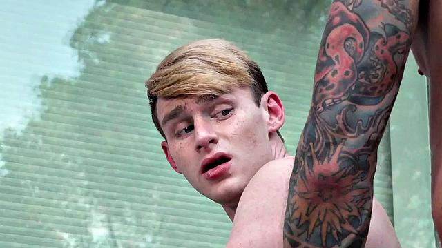 стройный твинг трахается без резинки с татуированным папиком на природе