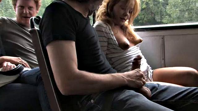 ебет в автобусе, потом трахается на улице