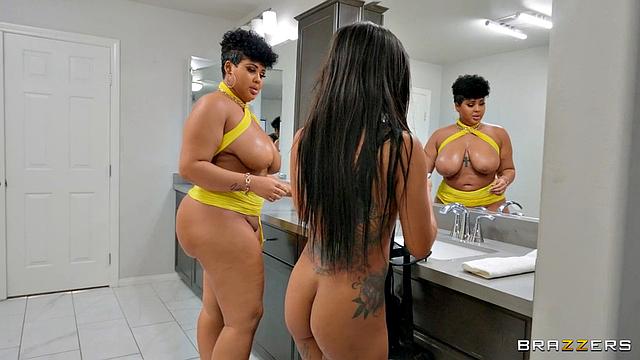 Симона Ричардс с ремнём трахает Кали Калиенте, пока парень-лузер не в курсе что происходит в комнате соседок.