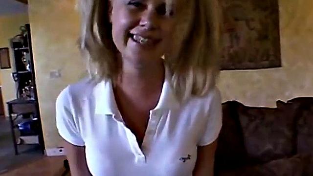 ЛитлСаммер глотает киску и балуется пальцами, будто нашла новый спорт