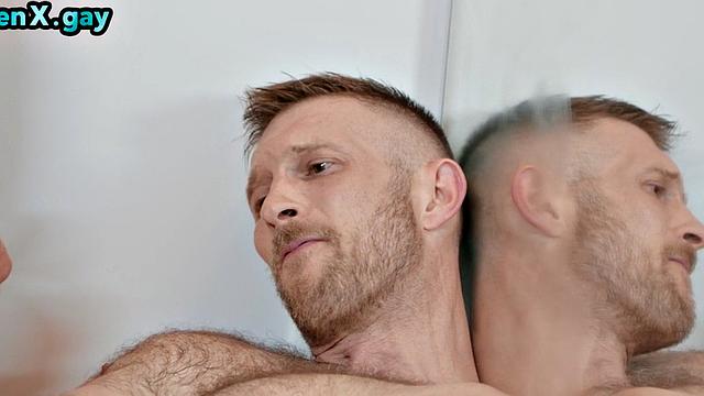 накачанный парень жестко трахается без гондона в ванной до мощного оргазма