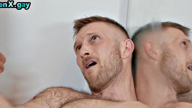 накачанный парень жестко трахается без гондона в ванной до мощного оргазма