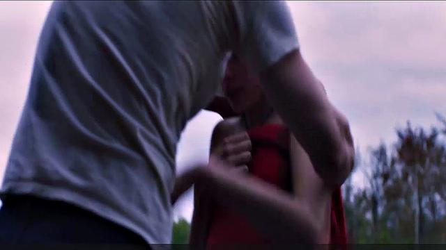 Маргарет Куолли медленно раздевается и манит голым телом