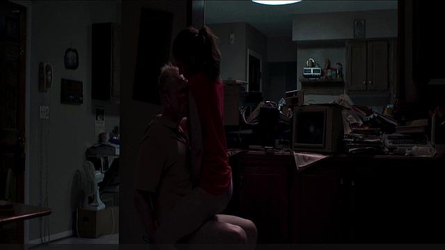 Маргарет Куолли медленно раздевается и манит голым телом