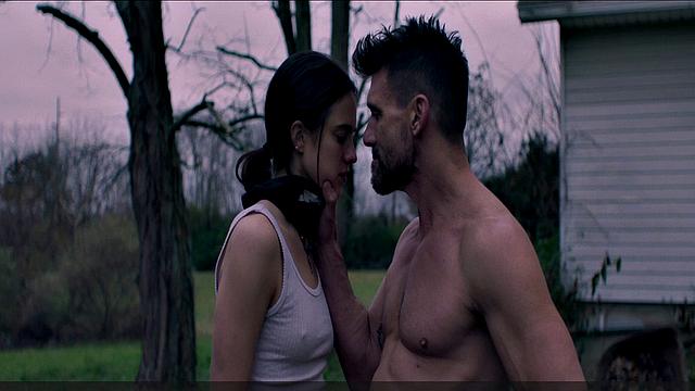 Маргарет Куолли медленно раздевается и манит голым телом