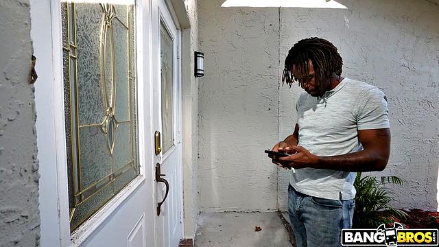 Милфа Армани Блэк устала ждать мужа и решила устроить себе праздник с курьером в анал - его посылка пришлась точно по адресу, а её фейковые сиськи сияют от счастья.