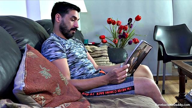 Митч и Эван жестко трахаются и не сдерживают страсть друг к другу, кончая по-настоящему мощно.