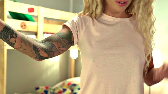 Nasty girls want to hardcore in threesome