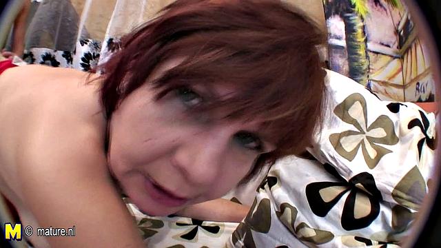 зрелая мамаша трахается с соседом по лестничной клетке