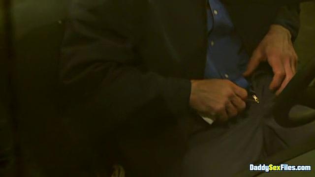 Сет Робертс принимает в себя большой член Дэвида Энтони