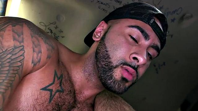 Татуированный качок жестко трахает парня в жопу прямо в фургоне