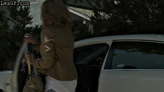 чёрная лесбиянка медленно трётся с рыжей подругой