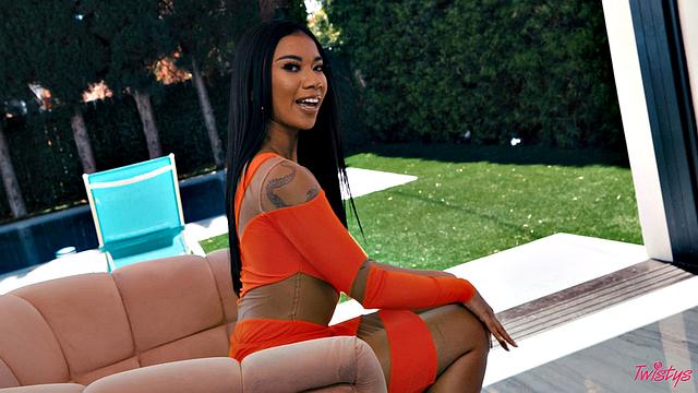 смотри, как ameena green раздевается в обтягивающем платье и балуется игрушками