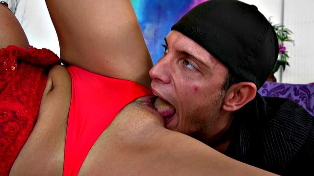 Tattooed cutie gets her trimmed pussy drilled from behind while kissing and doggy-styling in baseball cap