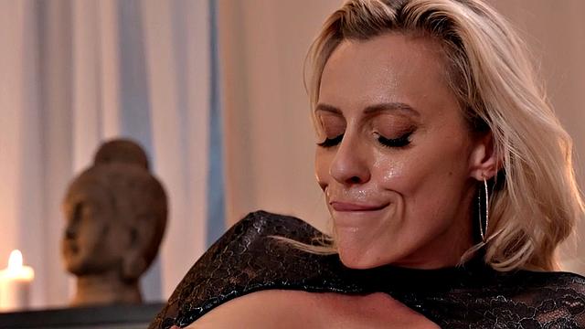 somina milf pussylicking and fingering gf in lingerie