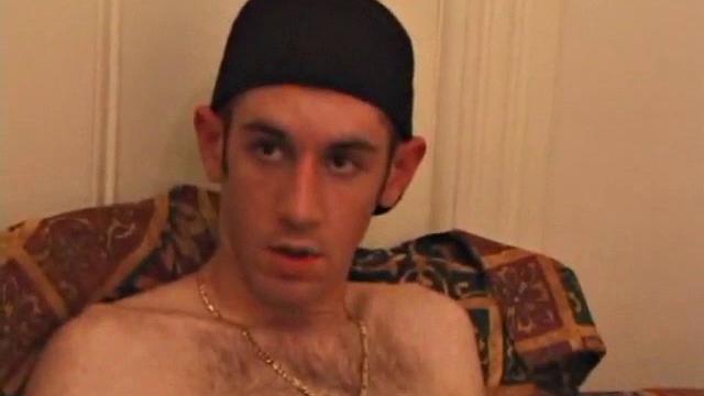 Таг дрочит в кровати с игрушками после скейта