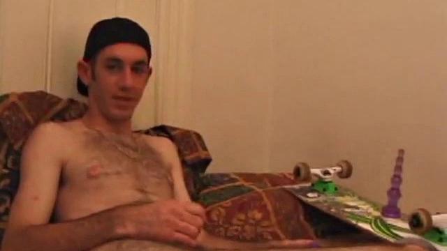 Таг дрочит в кровати с игрушками после скейта