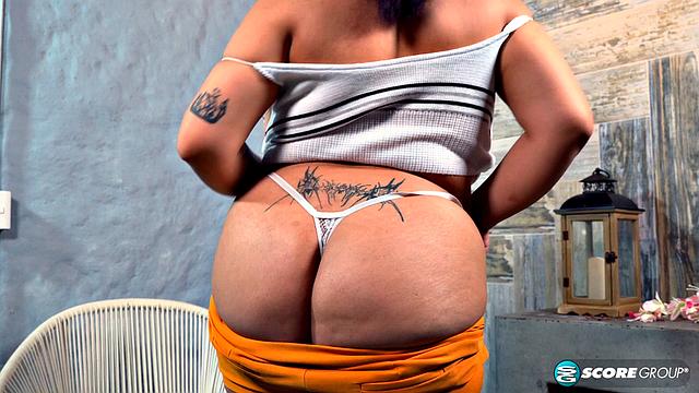 Ashlinx eager to show her big boobs