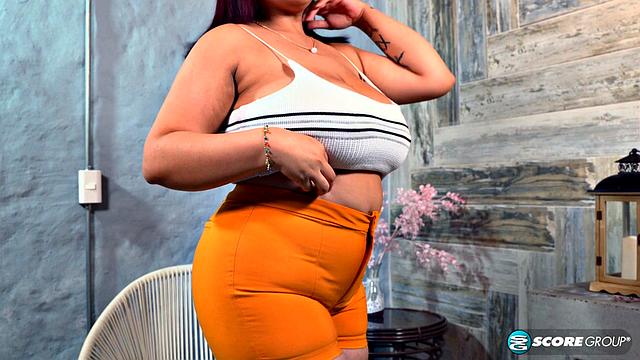 Ashlinx eager to show her big boobs