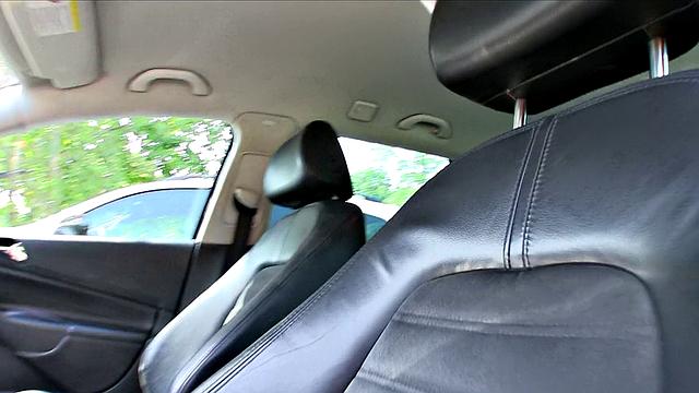 татуированная coco получает пальцы в пизде и полный рот на свежем воздухе